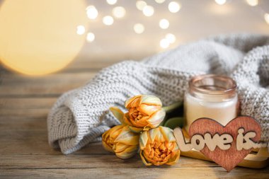 Evde romantik natürmort aşk, sevgililer günü içindir. Çiçekler ve dekorasyonlar Bokeh 'le bulanık bir arkaplanda..