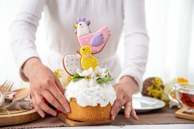 Bayramlık Paskalya pastası kadınların elinde. Paskalya tatili için dekor konsepti..