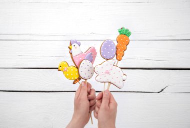 Parlak Paskalya kurabiyelerini yakın çekim. Paskalya tatili için dekor konsepti..