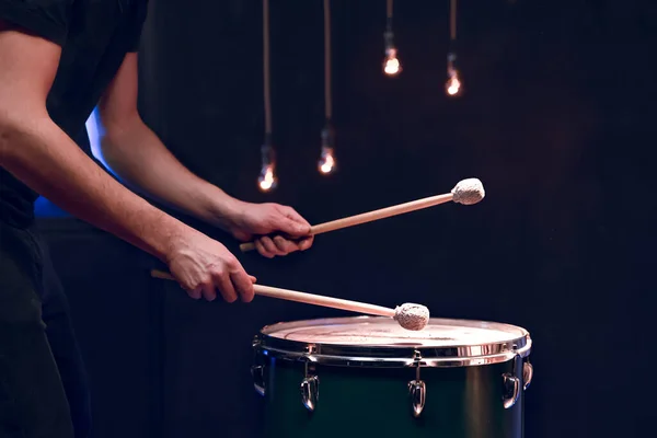 Percussionista Brinca Com Paus Chão Tom Uma Sala Escura Com — Fotografia de Stock