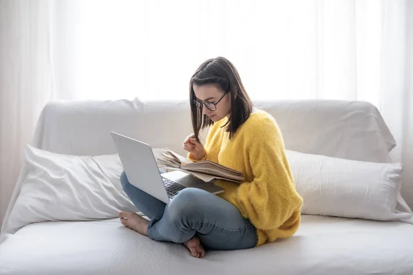 Stilvolles Brünettes Mädchen Gelben Pullover Sitzt Hause Mit Buch Und — Stockfoto