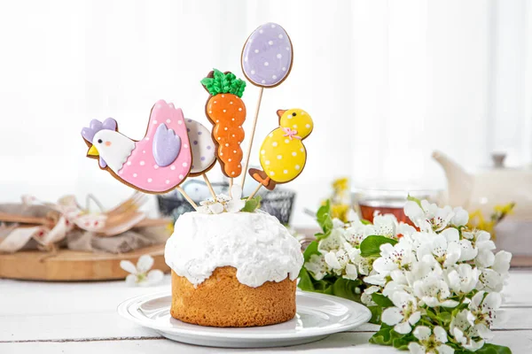 Easter Composition Beautifully Decorated Easter Cake Spring Flowers Concept Preparing — Stock Photo, Image