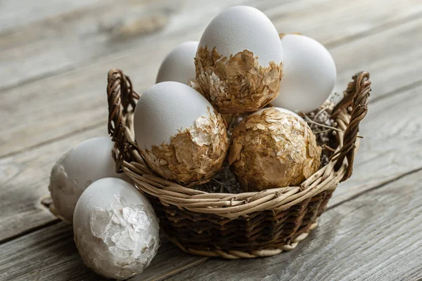 Set Feestelijke Paaseieren Een Rieten Mandje Een Wazige Achtergrond Pasen — Stockfoto