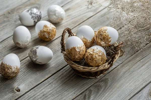 Set Feestelijke Paaseieren Een Rieten Mandje Een Wazige Achtergrond Pasen — Stockfoto