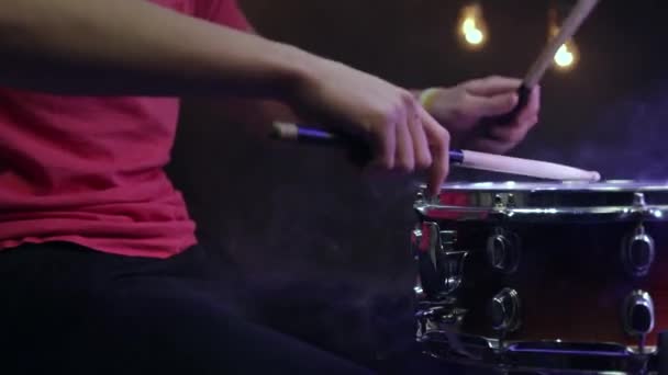 Seorang Pria Bermain Dengan Tongkat Snare Drum Ruangan Gelap Dengan — Stok Video