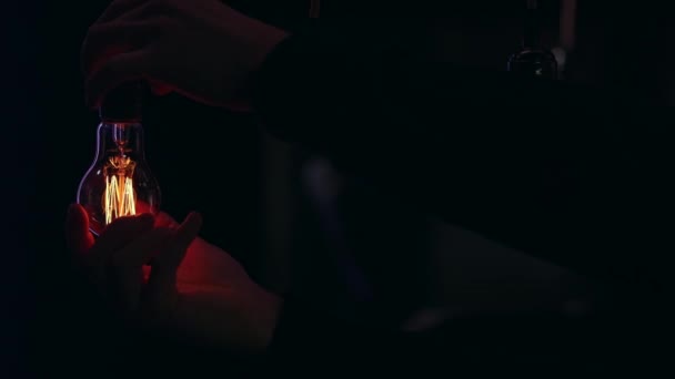 Мужские Руки Прикручивают Лампочки Темном Размытом Фоне Интерьер Уютная Атмосфера — стоковое видео