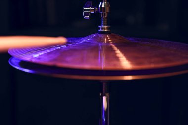 Karanlıktaki güzel ışıklandırmalı davul setinin bir parçası. Konser ve performans konsepti.