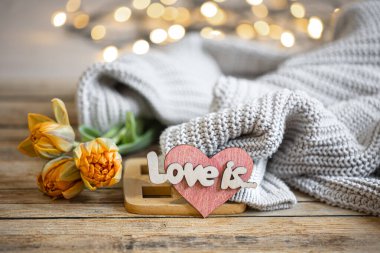 Dekor elementi ve Bokeh ile bulanık arka planda örülmüş elementle ev romantizmi.