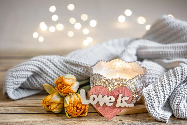 Casa Romântico Ainda Vida Com Vela Ardente Decoração Flores Frescas — Fotografia de Stock