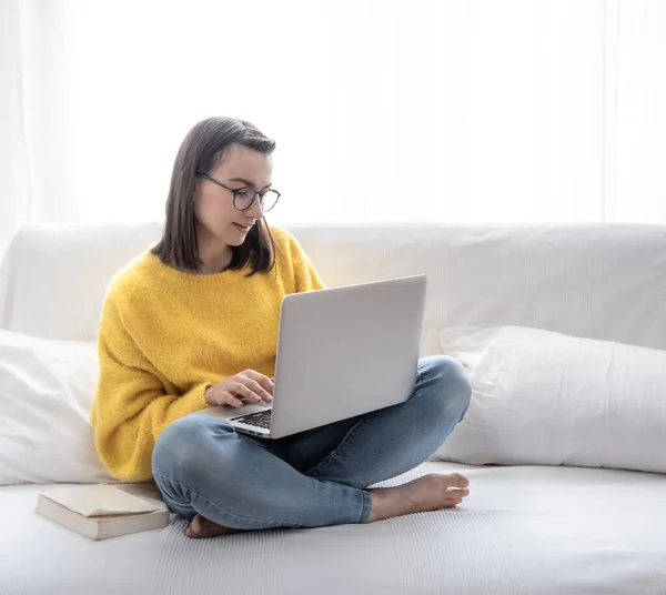 Ein Stylisches Brünettes Mädchen Gelben Pullover Sitzt Hause Auf Dem — Stockfoto