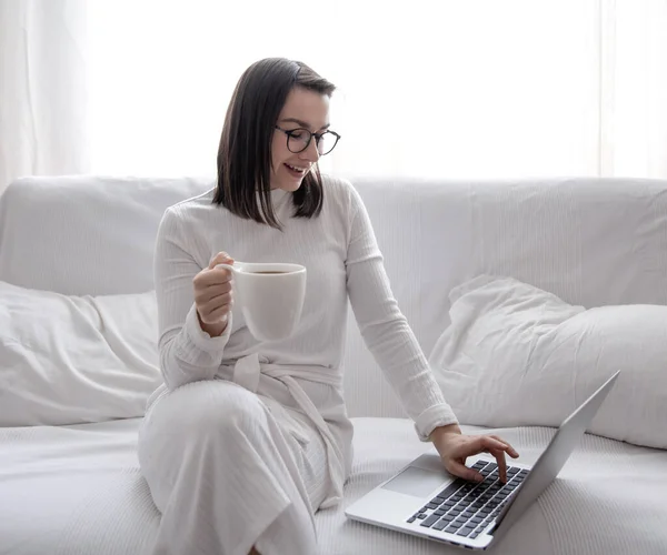 Eine Süße Junge Frau Sitzt Hause Auf Einem Weißen Sofa — Stockfoto