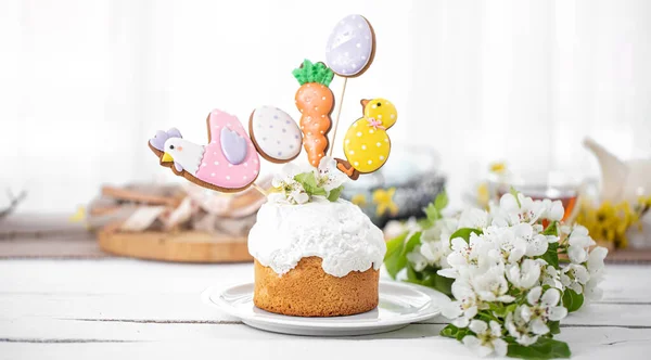 Easter Composition Beautifully Decorated Easter Cake Spring Flowers Concept Preparing — Stock Photo, Image