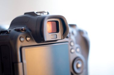 Profesyonel bir dijital kameranın parçası. Makro fotoğraf bulucu ve kamera ekranı.