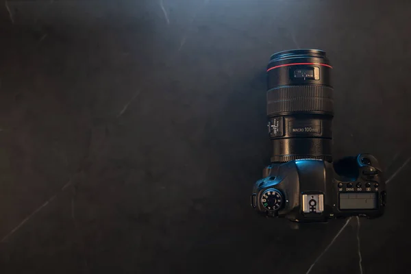Digitale Camera Met 100Mm Macro Lens Zwart Marmeren Bovenaanzicht — Stockfoto