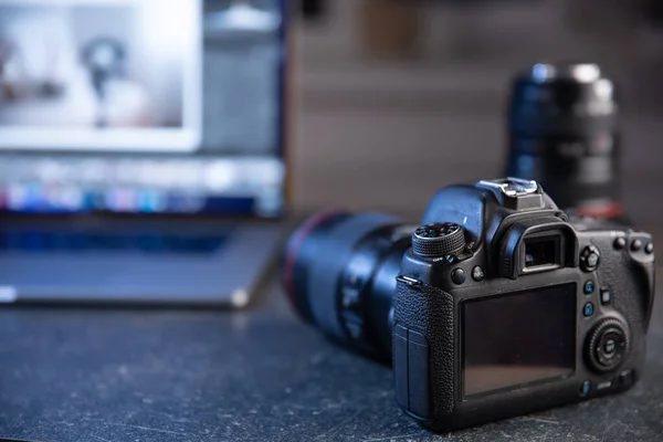 Profesjonalna Kamera Rozmytym Tle Laptopem Koncepcja Pracy Zdjęciami Filmami — Zdjęcie stockowe
