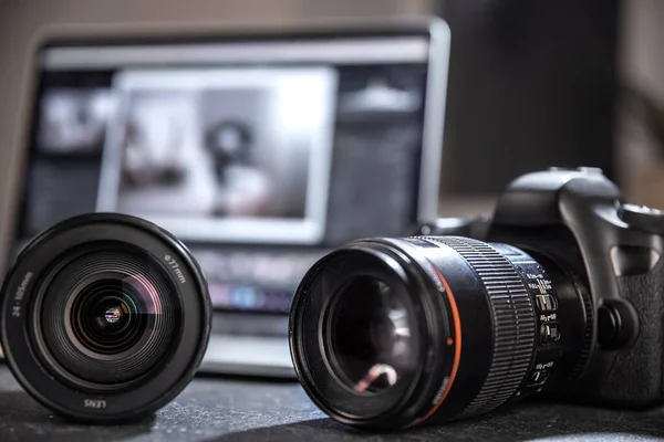 Câmera Profissional Lente Close Área Trabalho Fotógrafo Fundo Turvo Conceito — Fotografia de Stock