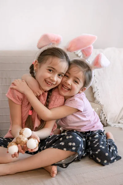 Sorelline Con Orecchie Coniglio Uova Pasqua Che Abbracciano Sedute Sul — Foto Stock