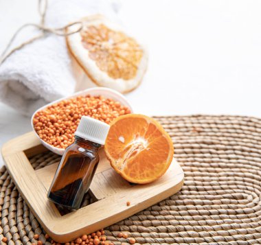 Portakal özü yağlı cam şişe ve meyvelerle dolu bir hayat. Cilt bakımı, kaplıca, sağlık, masaj, aromaterapi için gübre yağı..