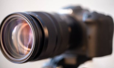 Dijital kamera için profesyonel lensleri kapatın. Fotoğraf ve video ile çalışmak için profesyonel ekipman kavramı.