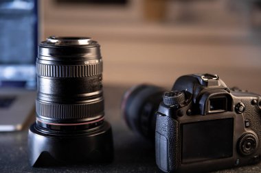 Bulanık bir arkaplanda profesyonel kamera ve mercek yakın plan.