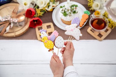 Parlak Paskalya kurabiyelerini yakın çekim. Paskalya tatili için dekor konsepti..