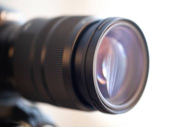 Dijital kamera için profesyonel lensleri kapatın. Fotoğraf ve video ile çalışmak için profesyonel ekipman kavramı.