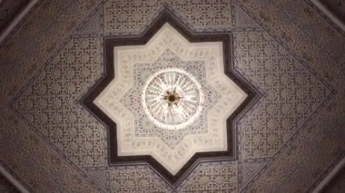 Dönen manzara, tavandaki dekorasyonları İslami tavan ve tavandan sarkan devasa avize..