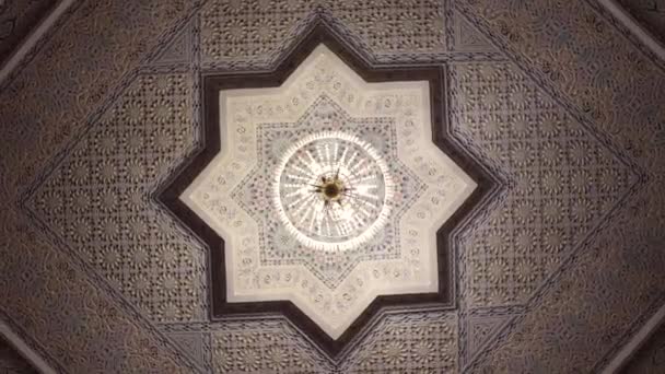Spinning View Showing Ceiling Decorations Islamic Ceiling Monumental Chandelier Hangs — Stock Video