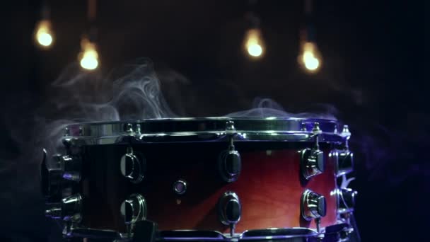 Close Tambor Snare Com Fumaça Escuro Com Bela Iluminação Perto — Vídeo de Stock