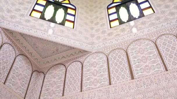 Wirujący Widok Pokazujący Dekoracje Sufitowe Islamskim Sufitem Witrażami Wokół Krawędzi — Wideo stockowe