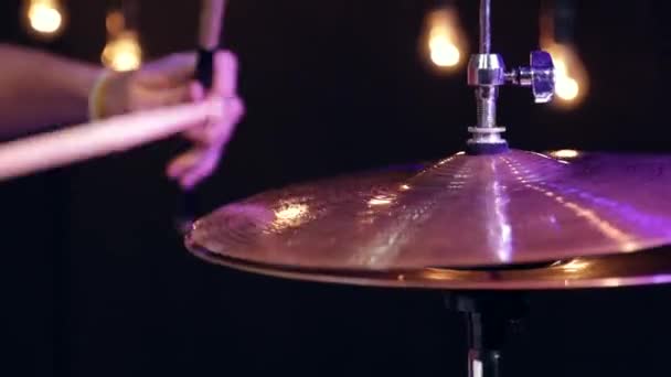 Der Schlagzeuger Spielt Mit Stöcken Auf Einer Snare Drum Mit — Stockvideo