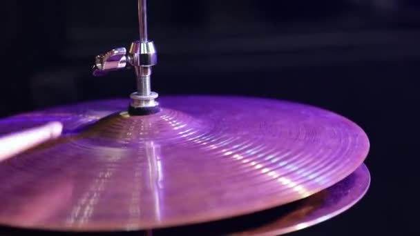 Der Schlagzeuger Spielt Mit Stöcken Auf Einer Snare Drum Mit — Stockvideo