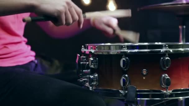 Drummer Bermain Dengan Tongkat Snare Drum Dengan Asap Dan Pencahayaan — Stok Video