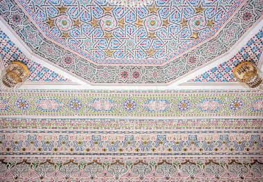 İslami camide parlak bir tavan..