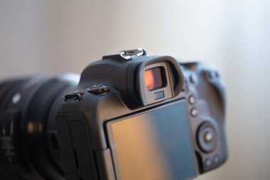 Profesyonel bir dijital kameranın parçası. Makro fotoğraf bulucu ve kamera ekranı.