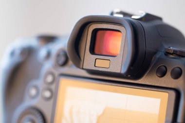 Profesyonel bir dijital kameranın parçası. Bir kamera görüntüleyicisinin makro fotoğrafı.
