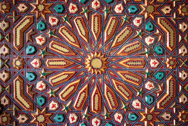 Geleneksel doğu tarzında ahşap üzerine renkli süslemeleri kapat.