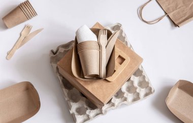 Bambu ahşap ve kağıttan yapılmış çevre dostu tek kullanımlık aletler. Plastiksiz ve sıfır atık konsepti. Sıfır atık ve plastiksiz kavramı.