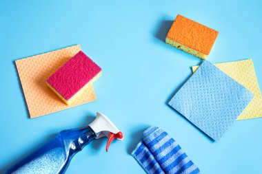 Evde temizlik ve temizlik için sünger, bez ve deterjan kompozisyonu.
