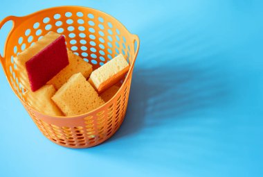 Temizlik ve yıkama için bir çift sünger. Oda servisi, profesyonel temizlik hizmetleri, ev işi malzemeleri, kopyalama alanı dışında.