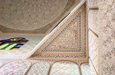 Pek çok detay ve süsleme ile geleneksel doğu tarzında iç mekanın bir parçası.