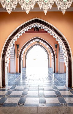 Odanın içi geleneksel doğu tarzında ve birçok detay içeriyor..