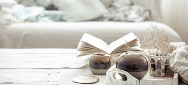 Oturma odasındaki masanın üzerindeki dekorun ayrıntıları kızlık zarı tarzında. Ev konforu ve modern tarz kavramı.