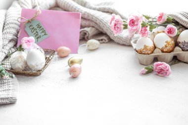 Paskalya yumurtaları, taze çiçekler ve dekoratif elementlerle dolu bir hayat..