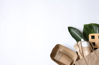 Tek kullanımlık kağıt üst görünümü olan kompozisyon. Çevre dostu tek kullanımlık sofra takımı. Gezegeni kurtarma fikri, plastiğin reddedilmesi..