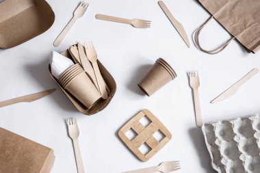 Tek kullanımlık sofra takımı ve diğer kağıt parçalarıyla kompozisyon. Plastiksiz ve sıfır atık kavramı.