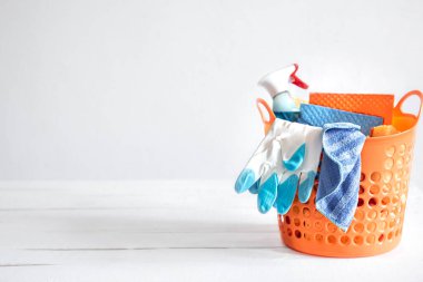 Ev temizlik ürünlerini parlak bir sepette kapat. Temizliği sürdürmek için araçlar.