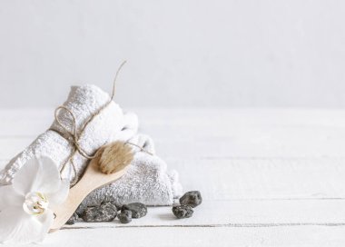 Vücut bakım ürünleriyle kaplıca hayatı. Sağlık ve güzellik kavramı.