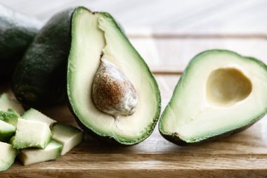 Taze olgun bir avokadodan kesilmiş. Sağlıklı gıda, diyet ve çiğ gıda diyeti kavramı.