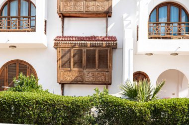 Mısır 'daki geleneksel evin panjurları olan eski ahşap balkon..